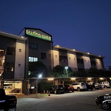 Thanaphat Place Buriram Esterno foto